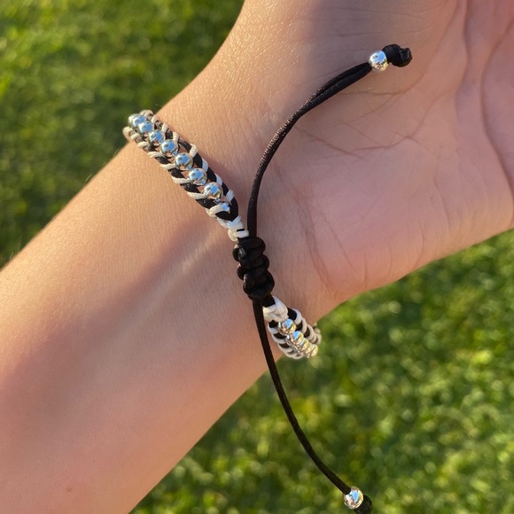 Handmade macrame woven bracelet - Picture 4 of 6